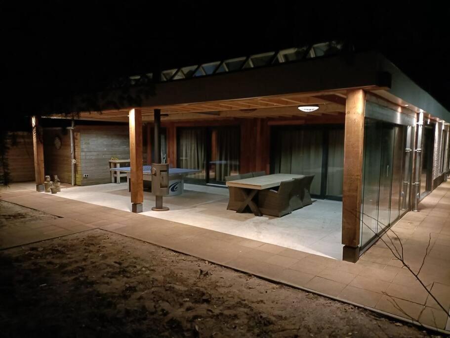 Kindvriendelijke Bungalow In Het Bos Bij Zwemmeer. Vilsteren Exterior photo
